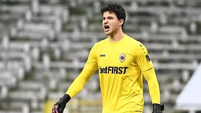 Altay Bayındırın hayalleri suya düştü Manchester Unitedın son kararı sonrası valizleri topladı