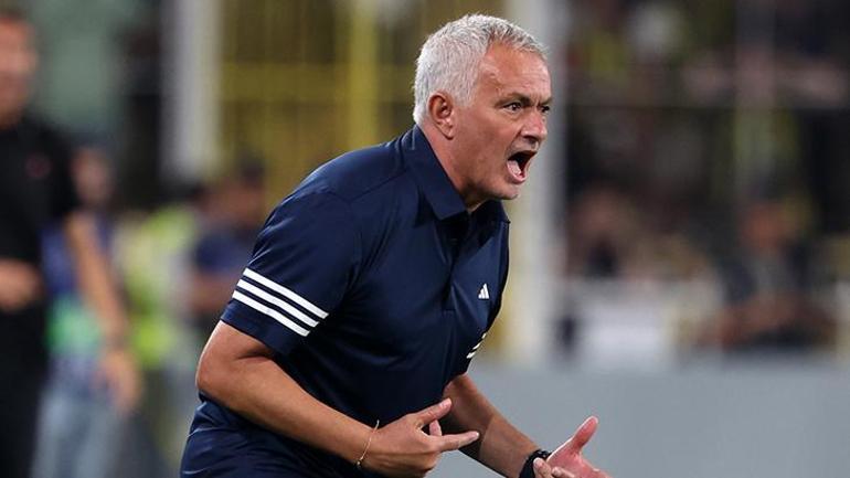 Jose Mourinhodan beklenmedik hareket: İlk yarı düdüğü gelmeden...