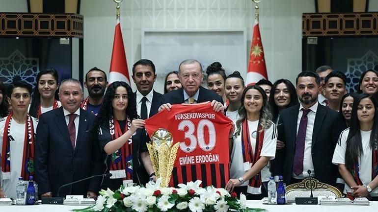 Cumhurbaşkanı Erdoğan, Yüksekovaspor Kadın Futbol Takımını Cumhurbaşkanlığı Külliyesinde kabul etti