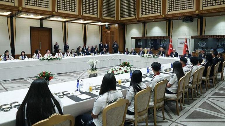 Cumhurbaşkanı Erdoğan, Yüksekovaspor Kadın Futbol Takımını Cumhurbaşkanlığı Külliyesinde kabul etti