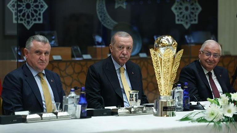 Cumhurbaşkanı Erdoğan, Yüksekovaspor Kadın Futbol Takımını Cumhurbaşkanlığı Külliyesinde kabul etti