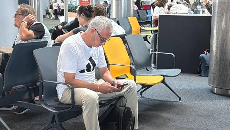 Jose Mourinho, Türkiyeden ayrıldı Binlerce taraftar karşılamıştı, tek başına gitti...