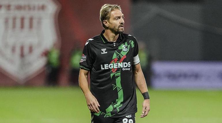 Sakaryaspor Caner Erkin ve Burak Altıparmakı kadro dışı bıraktı Caner Erkin takım arkadaşına tokat atmıştı