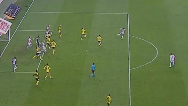 Samsunspor - Fenerbahçe maçına damga vuran pozisyon VAR çağırdı, gol verilmedi...