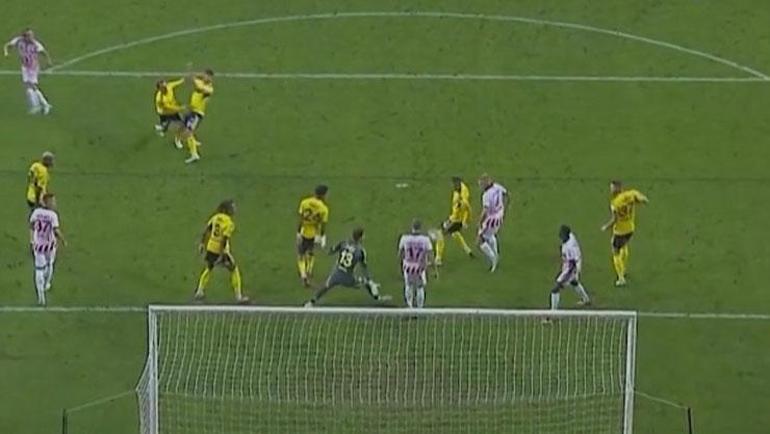 Samsunspor - Fenerbahçe maçına damga vuran pozisyon VAR çağırdı, gol verilmedi...