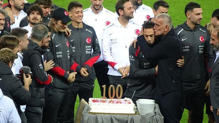 Hakan Çalhanoğlu için Kocaeli Stadında 100. maç pastası kesildi