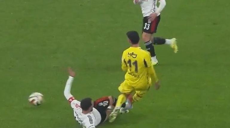 Beşiktaş - Fenerbahçe derbisinde kırmızı kartlar havada uçuştu Sergen Yalçın çıldırdı...