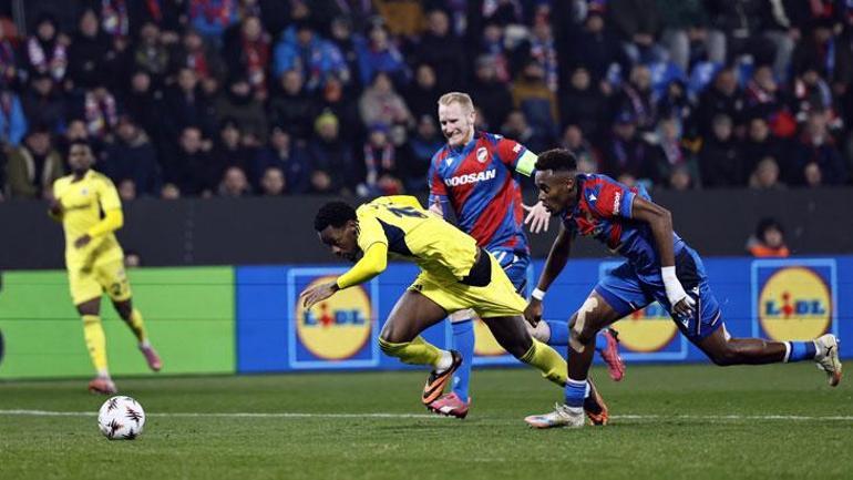 Jhon Duranı yaka paça indirdiler, hakemden skandal karar Monitöre gitmesine rağmen penaltıyı vermedi