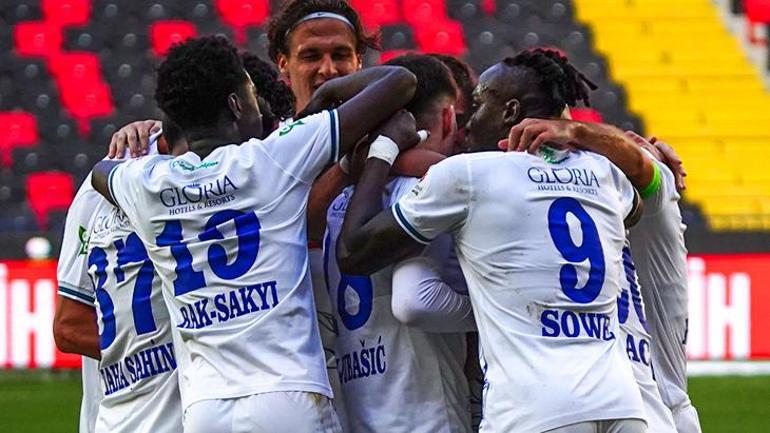 4 gollü maçta kazanan çıkmadı Gaziantep FK - Çaykur Rizespor maçı sonucu: 2-2