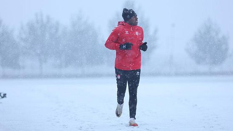 Sivasa kış erken geldi, Sivasspor kar altında çalıştı