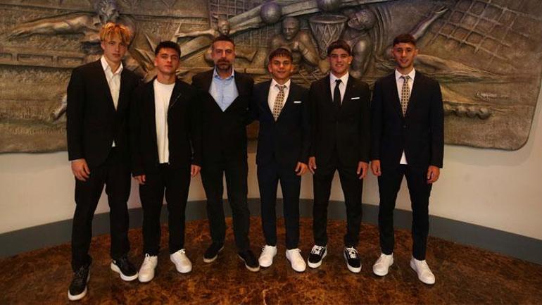 Fenerbahçeden 5 altyapı oyuncusuna profesyonel sözleşme