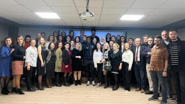 Kocaelispordan Körfez Atatürk Anadolu Lisesinde öğretmenler günü sürprizi