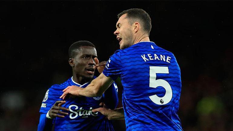 Manchester United-Everton maçında flaş olay Takım arkadaşına tokat attı, kırmızı kart gördü