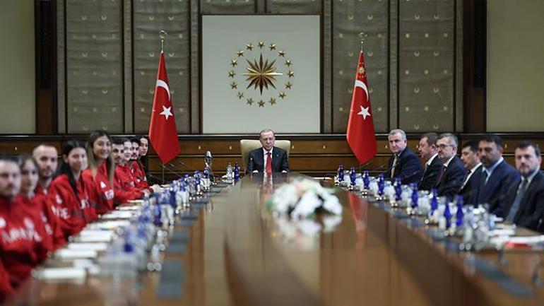 Cumhurbaşkanı Erdoğan, çeşitli branşlardan başarılı sporcuları kabul etti
