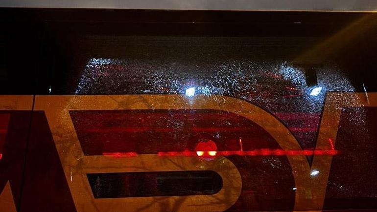 Galatasaray takım otobüsüne taşlı saldırı