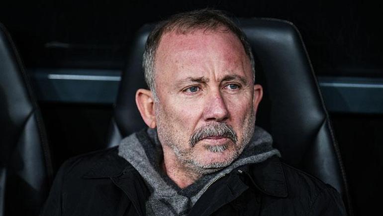 Beşiktaş taraftarından istifa tezahüratı