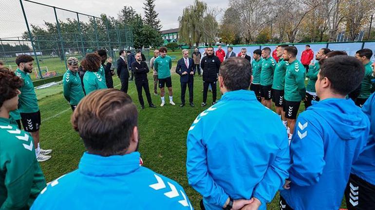 Vali Doğandan Sakaryaspor antrenmanına ziyaret: Doğru destekle iyi yerlere gelebileceğimize inanıyoruz