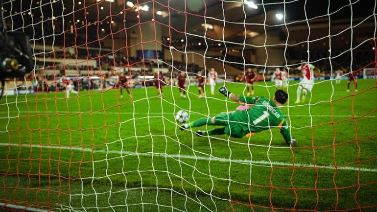 Monaco panteri Uğurcan penaltıda geçit vermedi, milli kalecinin buruk sevinci...