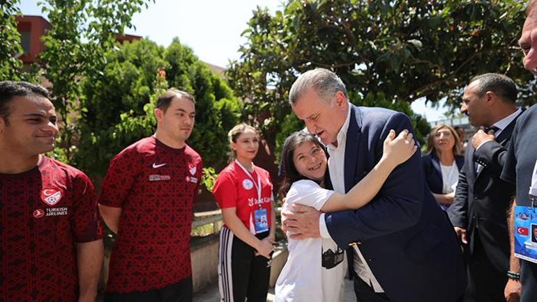Bakan Bak: Milli sporcu bursu Türk sporunda devrim niteliğindedir