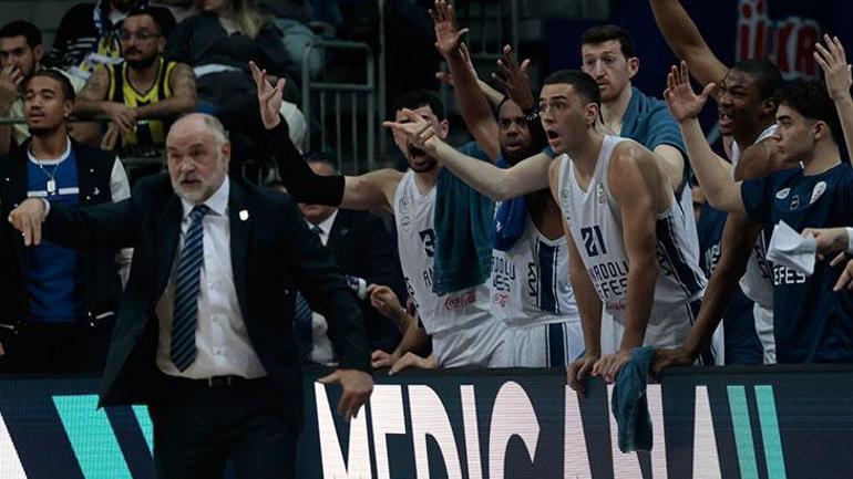 Tarihe geçecek derbide Fenerbahçe Beko son topta güldü... Fenerbahçe Beko - Anadolu Efes maç sonucu 97-94