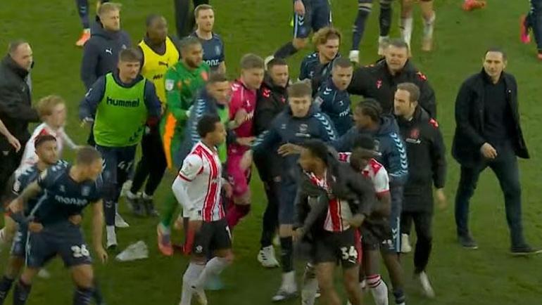 İngilterede büyük olay Frank Lamparda rakip futbolcular saldırdı