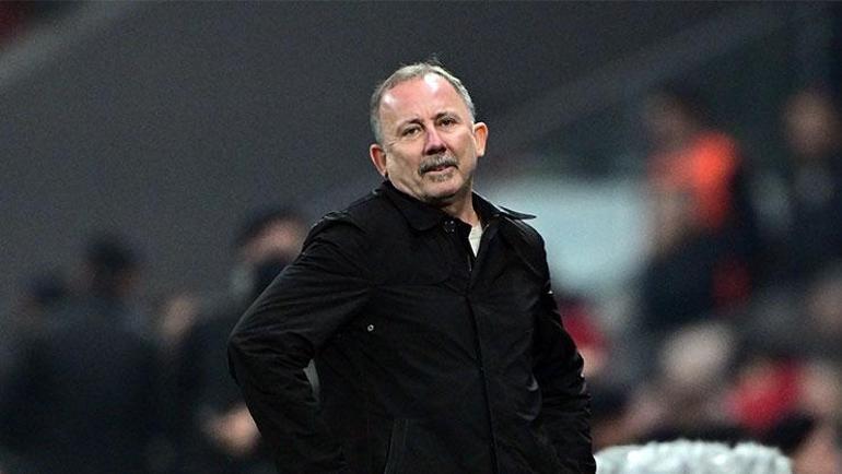 Beşiktaş tribünlerinden sert tepki: Takım niye oynamıyor