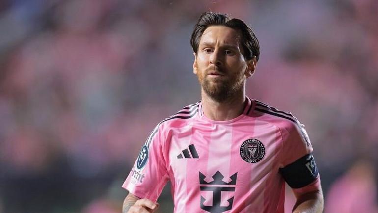 Arjantinli yıldız Messi, 2025 yılındaki 130 milyon dolarlık geliriyle listenin ikinci sırasına yerleşti. Farklı markalarla yaptığı ortaklıklar sayesinde 70 milyon dolar kazanan Messi, saha dışı gelirde lider konumda bulunuyor. Instagram'da 500 milyonu aşkın takipçisi ve kendi şirketleri bulunan 38 yaşındaki Messi, forma giydiği ABD ekibi Inter Miami'den ise yıllık 60 milyon dolar maaş aldı.