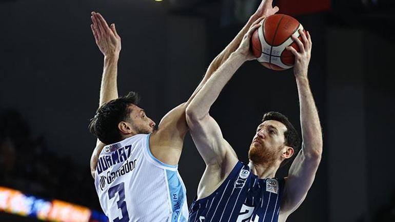 Türk Telekom Anadolu Efesi son topta devirdi, galibiyet serisi 8. maç oldu (75-70 Maç Sonucu)