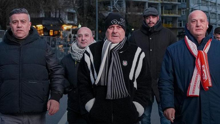 Spor camiası, Filistine destek olmak için Galata Köprüsünde düzenlenen eyleme katıldı