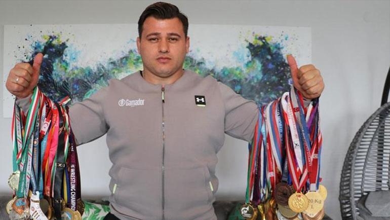 Spor camiası, Filistine destek olmak için Galata Köprüsünde düzenlenen eyleme katıldı