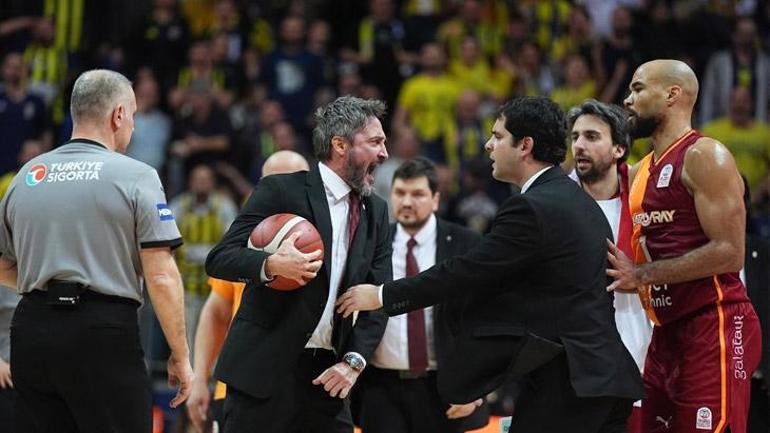 Hakem üçlüsü, maçı katletti Pozzecco derbide atıldı, Galatasaraydan sert açıklama geldi