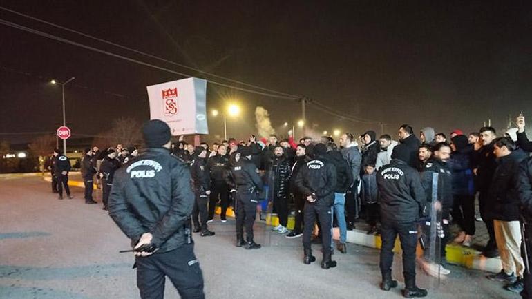 Sivasspor taraftarı çileden çıktı Tesisi bastılar...