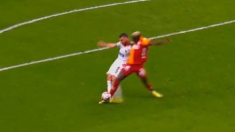 Çok konuşulacak pozisyon İşte Galatasarayın penaltı beklediği an