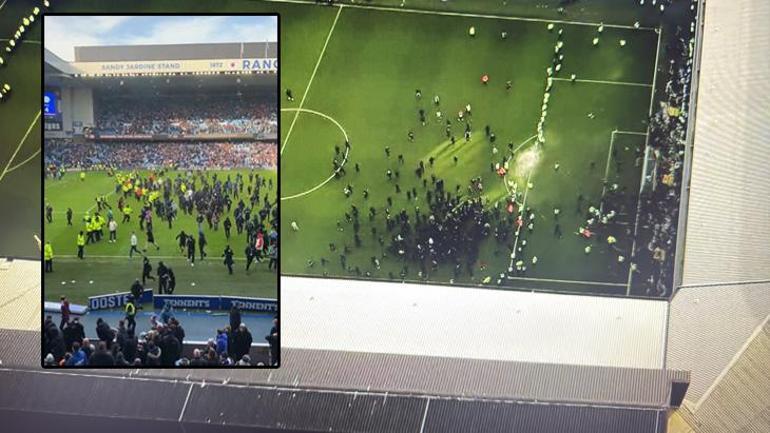 Rangers - Celtic derbisinde holiganlardan maskeli saha işgali Korku dolu anlar...