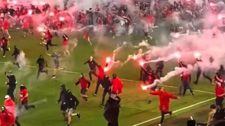 Futbol tarihinde böyle bir şey görülmedi Şampiyonluk maçında taraftarlar sahaya indi: Hükmen mağlubiyet kapıda