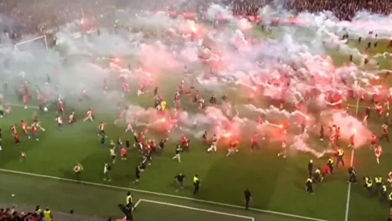 Futbol tarihinde böyle bir şey görülmedi Şampiyonluk maçında taraftarlar sahaya indi: Hükmen mağlubiyet kapıda