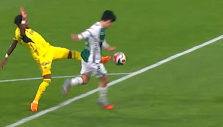 Süper Ligde 33. haftanın VAR kayıtları açıklandı İşte Konyaspor-Fenerbahçe maçındaki penaltı pozisyonu...