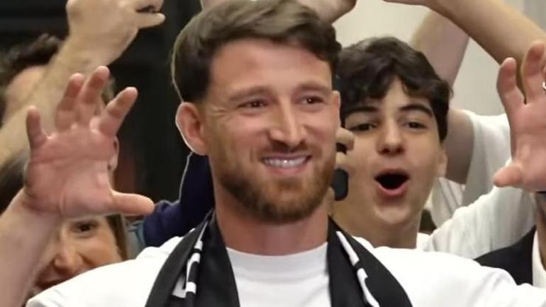 Salih Özcan Beşiktaş için İstanbulda İmzaya geldi