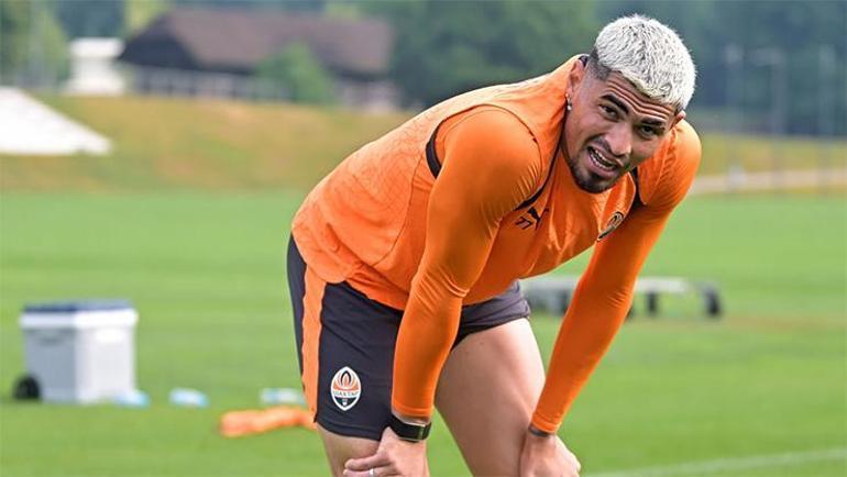 Gözlerinin yaşına bakmadı: Arda Turanın öğrencileri daha fazla dayanmadı, kendini yerlere attı