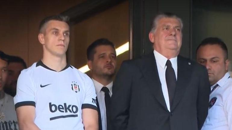 Trossard imza törenine damga vuran tezahürat... Ya Allah bismillah Mohamed Salah
