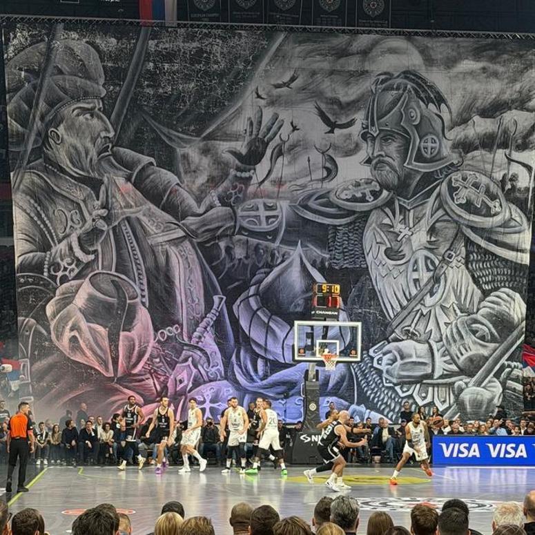 Partizan-Fenerbahçe Beko maçında skandal pankart Provokasyona sahada yanıt