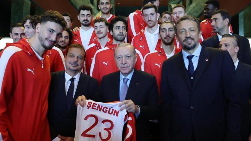 Cumhurbaşkanı Erdoğan, Avrupa ikincisi A Erkek Milli Takımımızı kabul etti